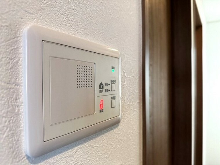 防犯設備 玄関ドアの電気錠とは、電気的な信号や操作で開錠を行います。リモートコントロール、スマートフォンアプリを介した操作、暗証番号やカードキーによる認証が含まれます。