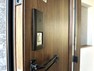 玄関 ～タッチキー対応～防犯面にも安心・安全できるお家です。電気錠もございますのでセキュリティ対策を重視されるお客様にはピッタリなお家です。