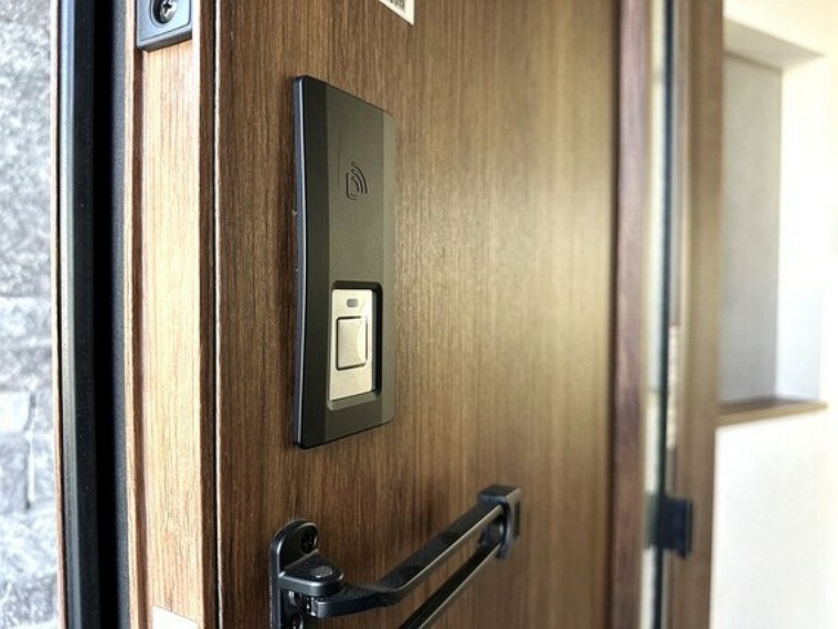 玄関 ～タッチキー対応～防犯面にも安心・安全できるお家です。電気錠もございますのでセキュリティ対策を重視されるお客様にはピッタリなお家です。