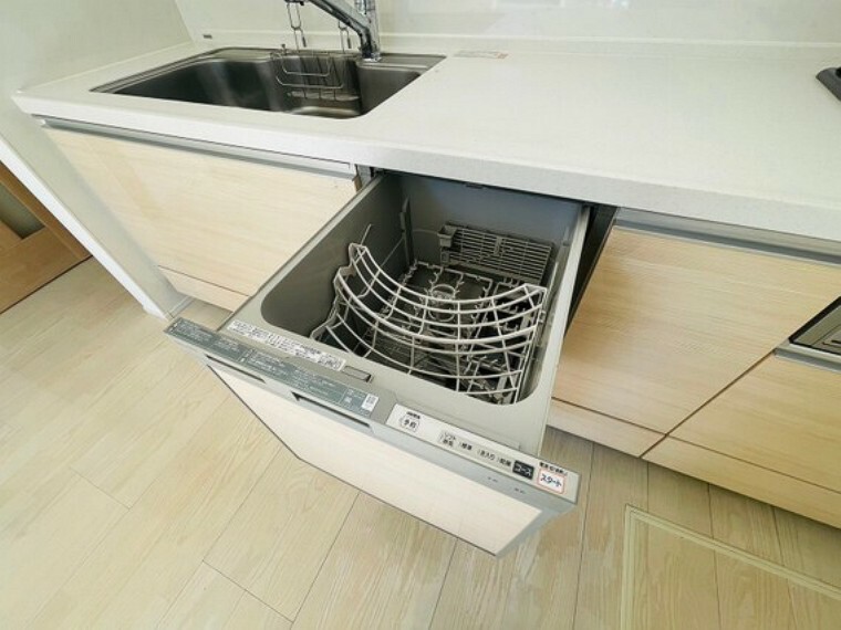 ダイニングキッチン 食洗機つきのシステムキッチン。毎日の家事に便利をプラスします