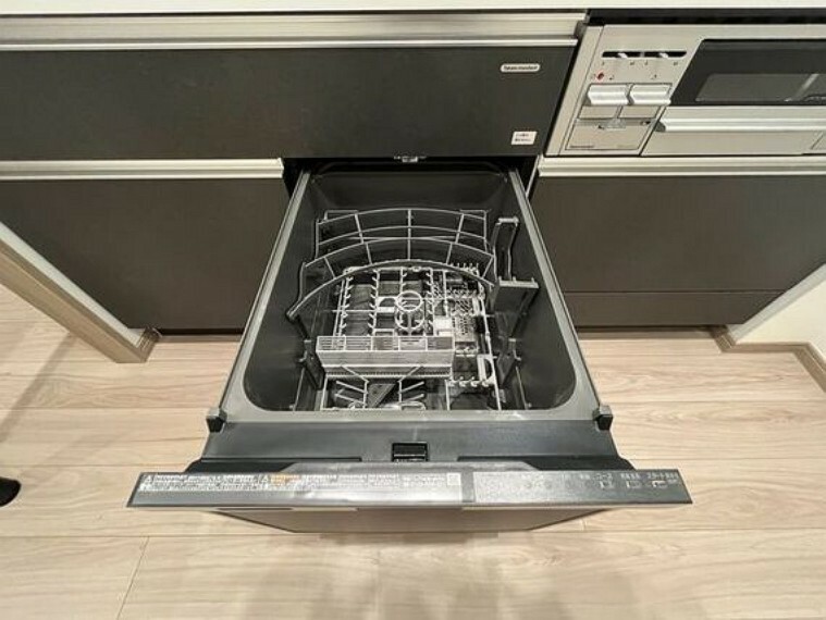 ダイニングキッチン 食器を洗っている間にお掃除など、様々なシーンで家事の時短に役立つビルトイン食洗機。