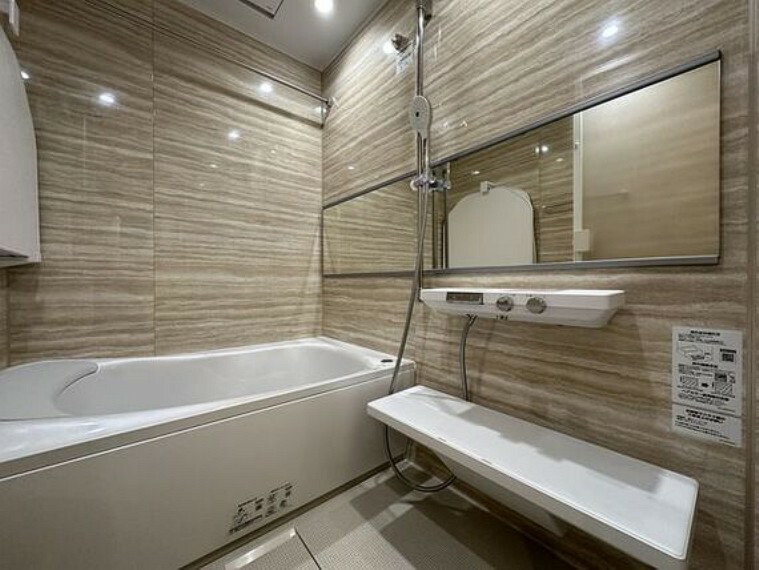 浴室 美しい浴槽と重厚感溢れる色合いのバスルームは、空間の上質感を高め、身体と心をより良く整えます。