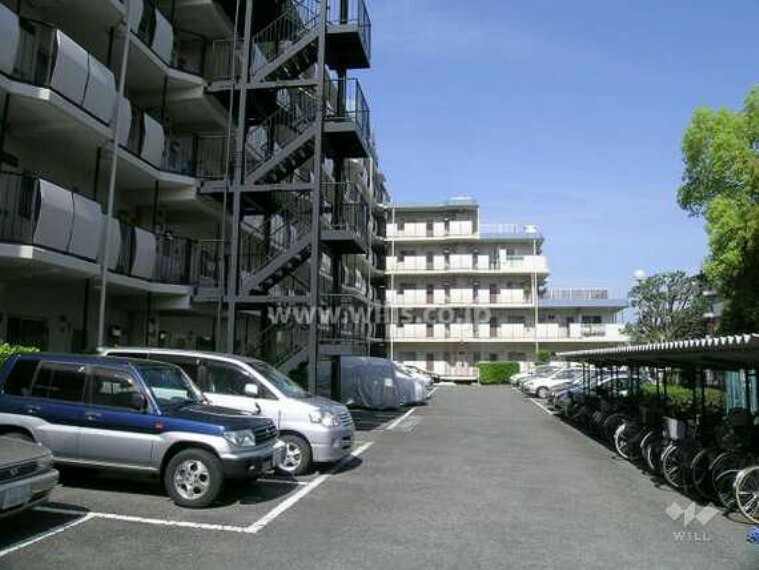 【駐車場】敷地内の駐車場は屋外平面式となっております。広々としており、駐車しやすいです。