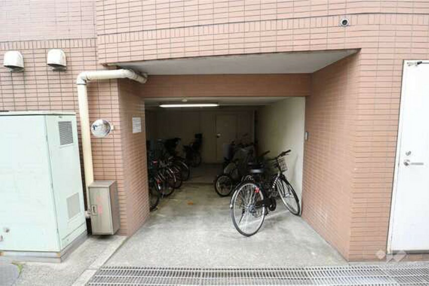 駐輪場 屋内駐輪場。雨の日も自転車が雨ざらしになる心配もなく、安心してお停めいただけます。