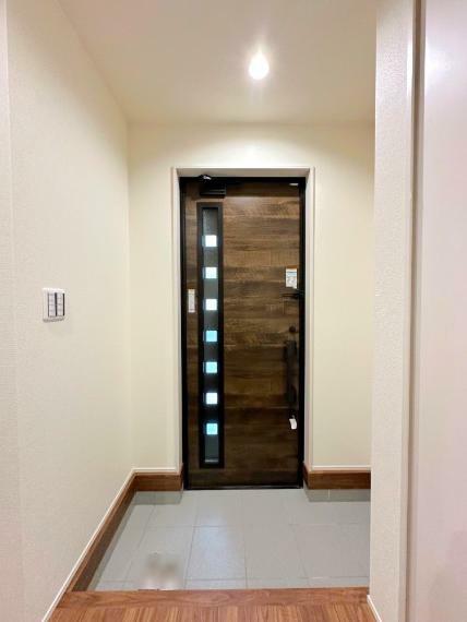 玄関 自然光が取り込まれ明るい玄関は収納もあるのでスッキリした衛生的な空間を保てそう