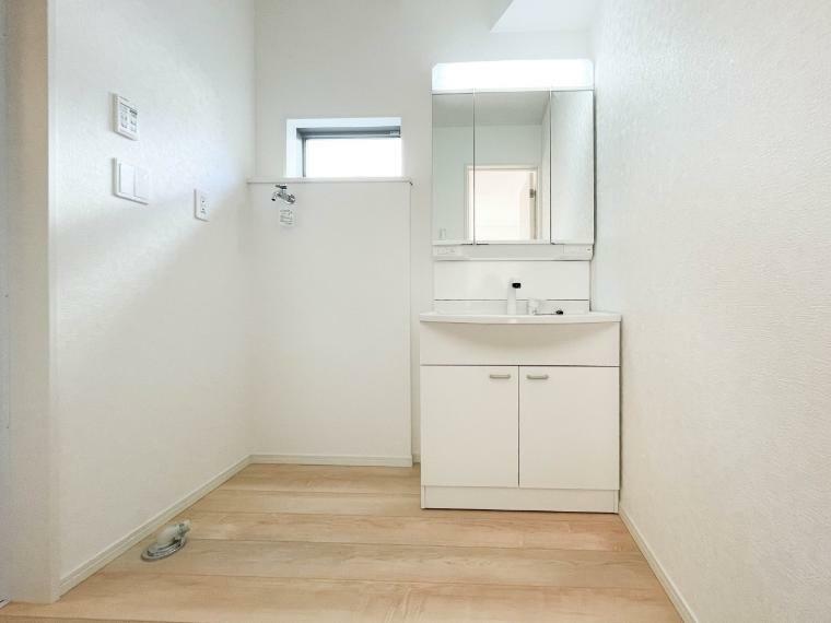 脱衣場 脱衣所、洗面所は小さなプライベートスペース。歯磨き、洗顔と毎日施す個人空間。換気も設置して、熱気などを開放して、爽やかなスペースになるように設計されています。