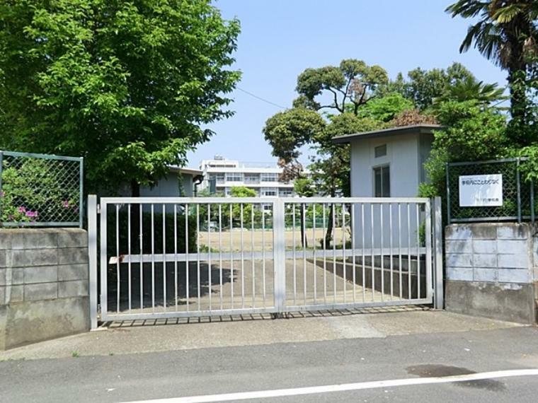 中学校 岸川中学校（創造とは見つけること。今までなかったものを創るのではなく宇宙深く眠っていたものを探り当てる。潜在意識に眠っていたものが表層意識にあがってきたところををつかまえる。それが私たちの校訓の一つ創造だと思う。）