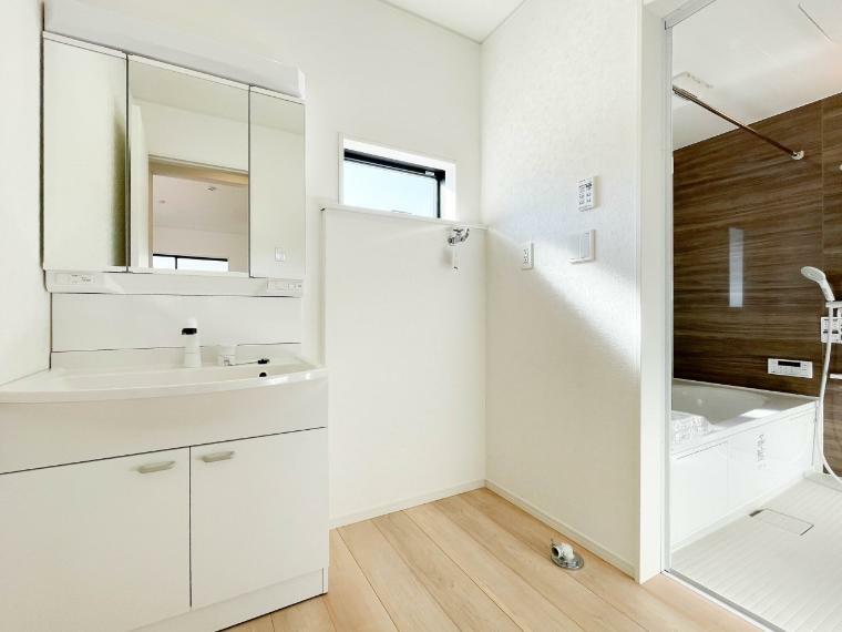 脱衣場 洗面所は小さなプライベートスペース。歯磨き、洗顔と毎日施す個人空間。小窓も設置して、熱気などを開放して、爽やかなスペースになるように設計されています。