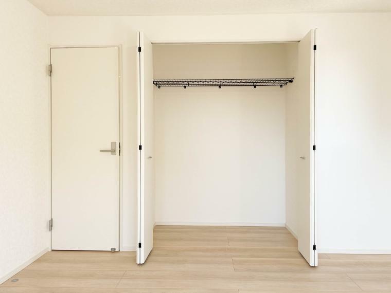 収納 【収納】各部屋を最大限に広く使って頂ける様、全居住スペースに収納付。プライベートルームはゆったりと快適に。