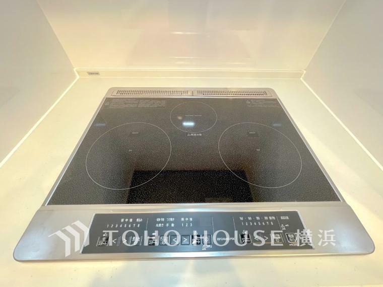 【IHクッキングヒーター 】磁力で鍋自体を発熱させる電気コンロです。鍋が乗るプレート自身が暑くならないので安全です。