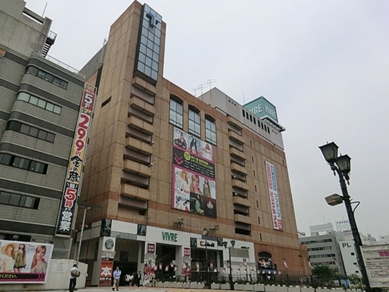 ショッピングセンター ビブレ横浜 横浜の商業施設、横浜ビブレ。 川沿いにお店がありアパレルや小物類などを取り扱うお店が多いです。