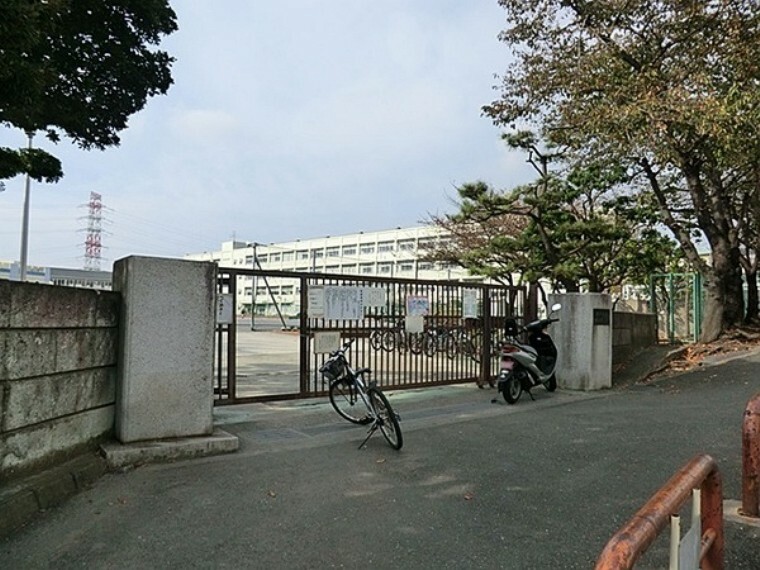 小学校 横浜市立東希望ヶ丘小学校 学校教育目標:個性を発揮しながら互いのよさを認め合い自ら課題を解決しようとする子～咲こう　輝こう　マーガレットのように～