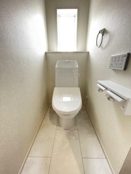 トイレ 2階トイレも温水洗浄便座付き！
