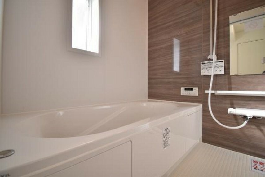 浴室 1坪タイプのバスルームはゆったりくつろげる空間となっております。