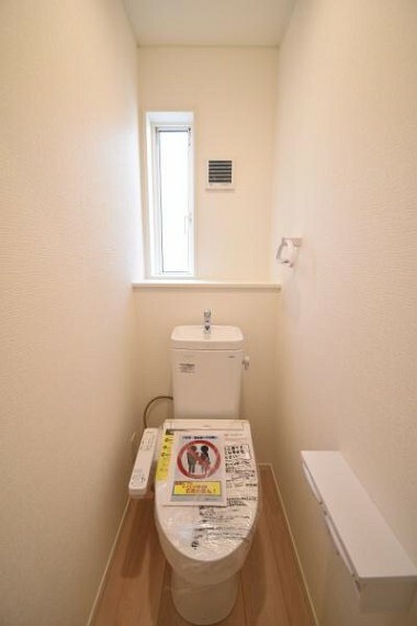 トイレ 2階トイレのお写真です。 本物件は各階にトイレがございます。