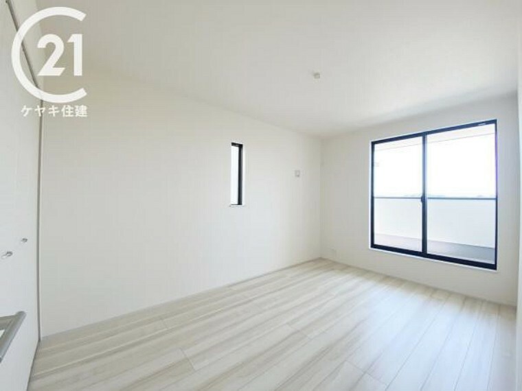 寝室 全居室にクローゼットなどの収納・各所共用スペースに収納があり、住空間はスッキリ広々です。全居室、複層ガラスの遮熱効果と断熱効果で、一年中快適に過ごせます。