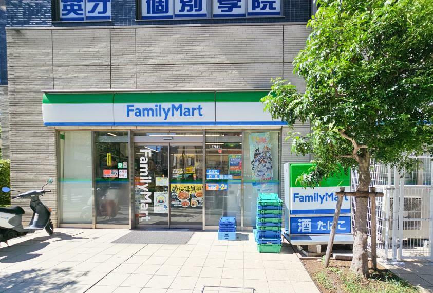 コンビニ ■ファミリーマート 黄金町駅北店