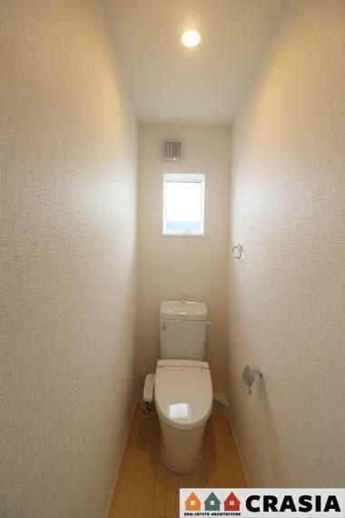 トイレ 2階トイレです。快適な温水清浄便座付。いつも使うトイレだからこそ、こだわりたいポイントです（2024年3月撮影）