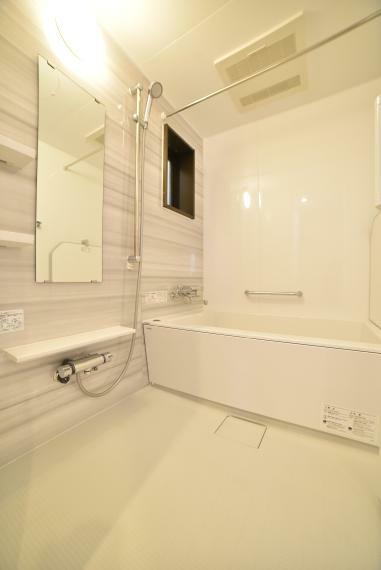浴室換気乾燥機付きのゆったりとした広さの浴室。小窓がついているため、換気が良くなり浴室内のカビを防ぎ清潔に保てます！
