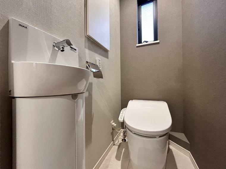 トイレ シンプルで無駄のないデザインのタンクレストイレ。お掃除のしやすさも魅力のひとつになっております。手洗いキャビネット付きでお掃除道具も収納でき清潔を保つことができますね。