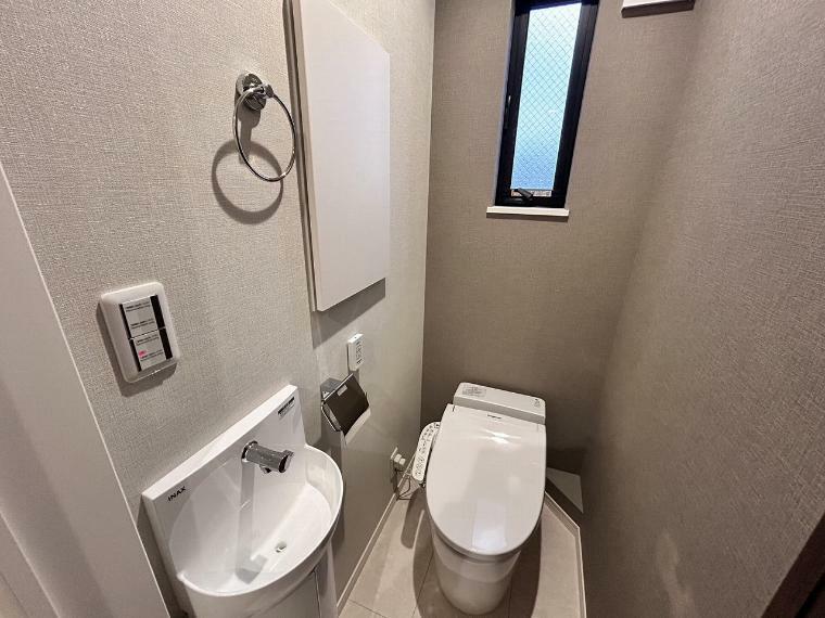 トイレ 使いやすさにこだわったシャワートイレ一体型。少ない水で便器の中をぐるりとしっかり洗浄するエコ仕様のトイレです。スペースを有効活用したホワイトで統一した清潔感あるトイレ。