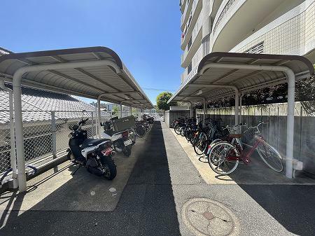 駐輪場 自転車置き場。 屋根付きで広さに余裕があります！