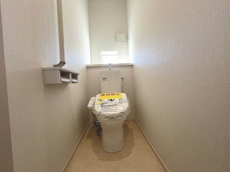 トイレ 清潔感ある小窓付きのトイレです