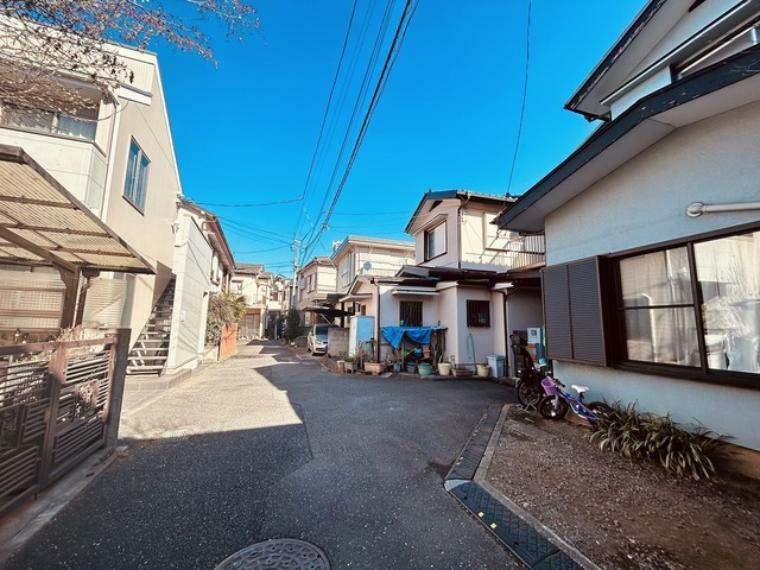 現況写真 前面道路4m幅員、圧迫感のない静かな住環境です。