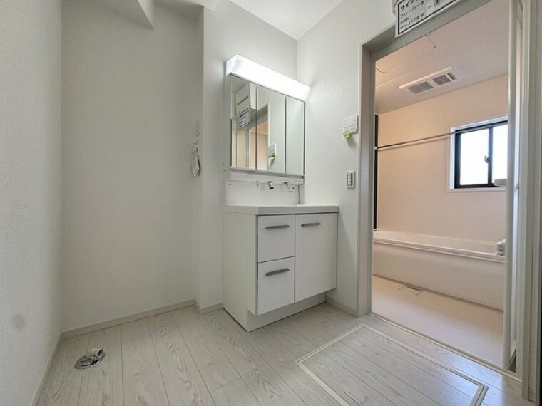 脱衣場 洗面化粧台は清潔感の漂うホワイトをベースカラーに、シンプルなデザインで。