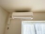 冷暖房・空調設備 リビングにはエアコンが設置されています。