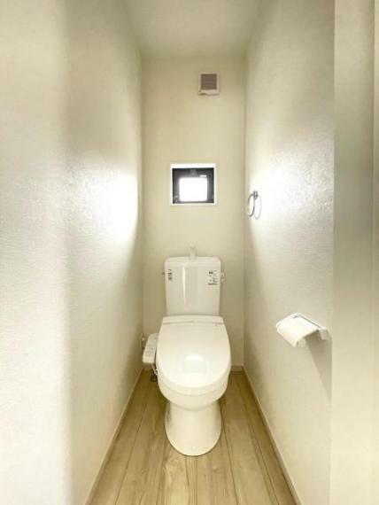 トイレ 白い空間が明るさと清潔感をより一層際立たせます。