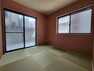 和室 和室4.5帖:フチなし畳ですっきり！突然の来客にもサッとお布団を敷ける和室でしょう！
