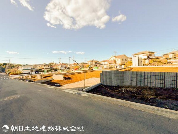 現況外観写真 【外観写真】今はまだ建築中ですがここからスタートする住空間をイメージするには十分です。現地に足を運んでみてください。