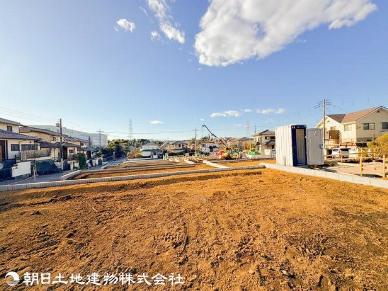 現況外観写真 【外観写真】今はまだ建築中ですがここからスタートする住空間をイメージするには十分です。現地に足を運んでみてください。