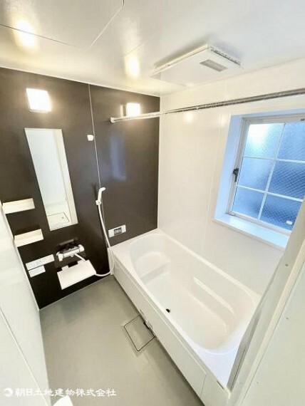 ゆったりとした浴室は一坪タイプ。浴室乾燥機付きで、快適にお過ごしいただけます。