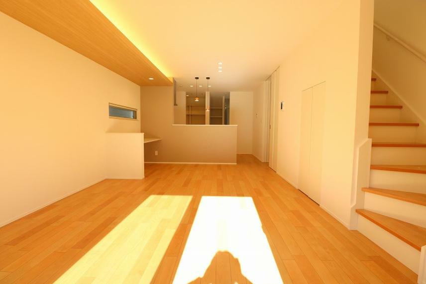 居間・リビング 室内（2024年1月）撮影 天井または壁面を間接照明が照らし、立体的で広がりある空間を演出します。