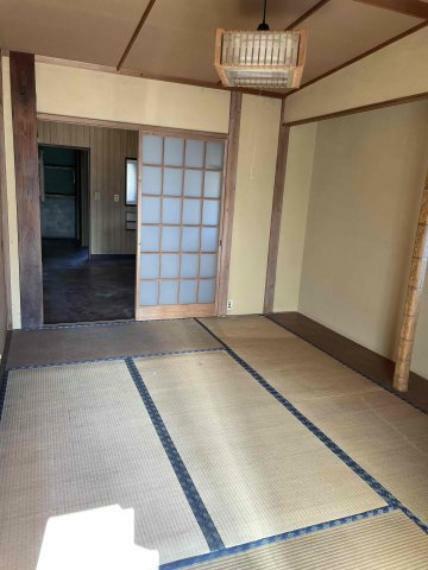 日本らしい落ち着いた雰囲気の和室です。中には掘り炬燵が使えるお部屋もございます。