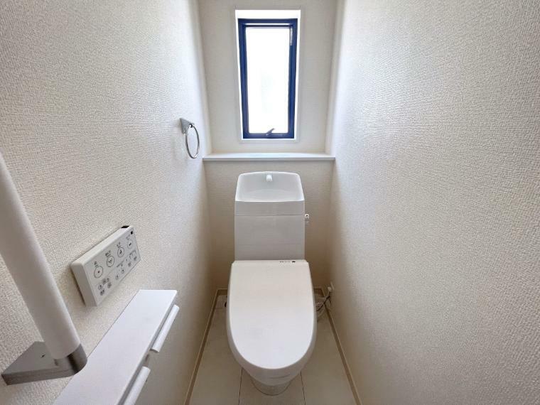 同仕様写真（内観） トイレは各階にご用意。ウォシュレット機能付き（同仕様）