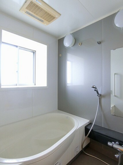 浴室 【浴室】浴室に窓あり！暖房換気乾燥機付きです！陽光を感じながらのバスタイムを楽しめます。入浴後や掃除後の風通しも行えます！