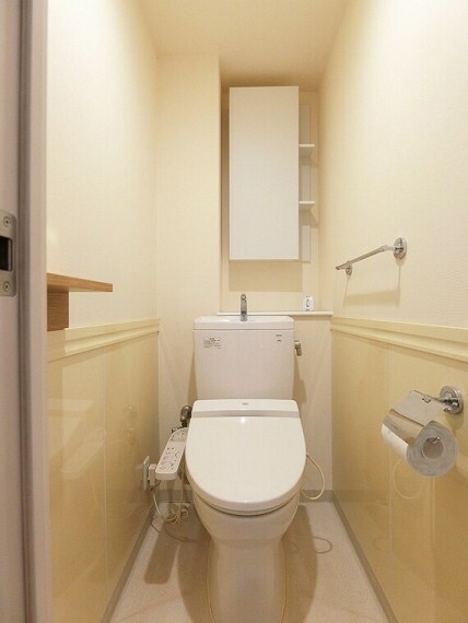 トイレ 【トイレ】温水洗浄便座。ペーパーや洗剤等を仕舞える吊戸収納があります