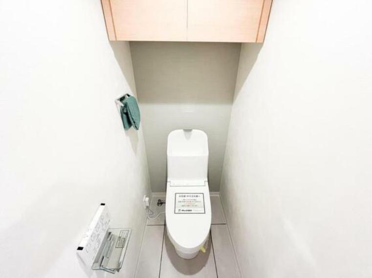トイレ トイレはウォシュレット機能付きの最新タイプ。ご家族だけでなく来客やご友人も使うので、いつも清潔を保てるように配慮しなければならない場所。見た目から清潔感あるホワイトを基調にデザインされました。