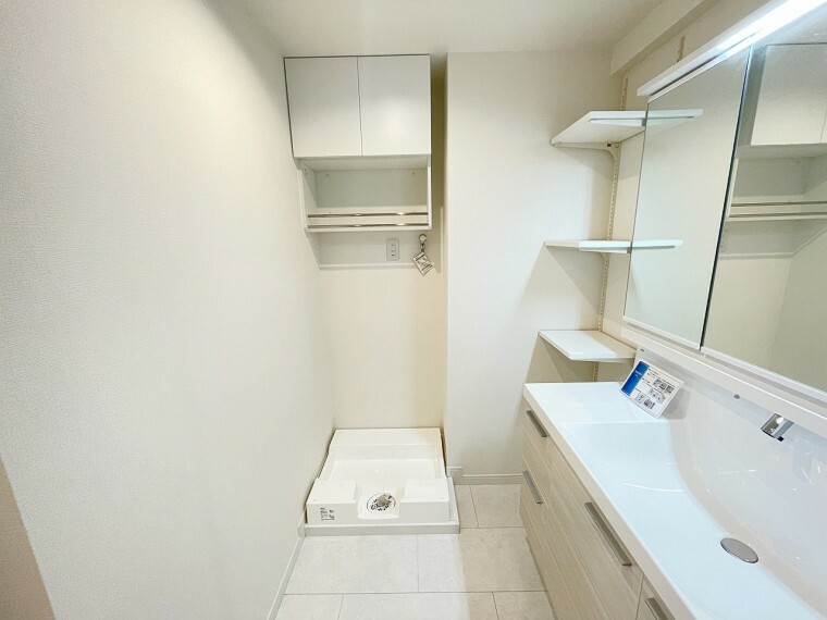 ランドリースペース ランドリースペースは浴室と近いので便利です。吊り戸棚がついているのも嬉しいポイント。