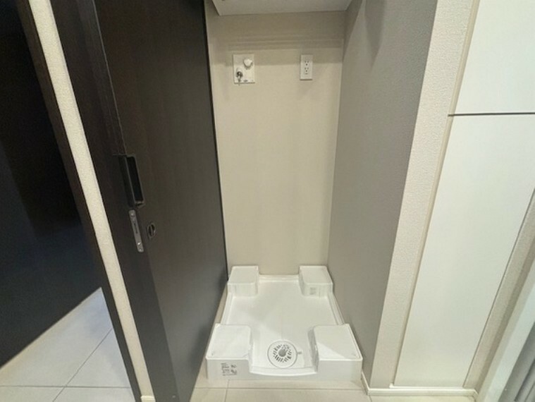 ランドリースペース やっぱり洗濯機は室内に置きたいですよね。洗濯機置場には防水パンを設置。