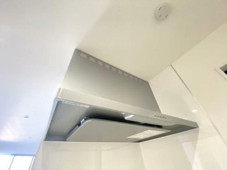 キッチン 《システムキッチン》　■レンジフードがあれば、調理中の油煙やニオイを吸い取ってくれるため、キッチンを清潔に保つことができます。また、換気効果で快適な室内環境を保つことができます。