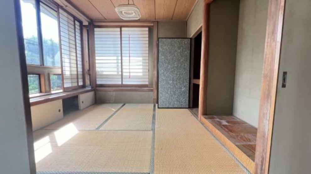 和室 《和室》　■休日には琉球畳のうえでゴロゴロと、至福の一時。冬にはコタツにミカンでテレビ鑑賞。日本人にはあって嬉しいジャパニーズルームです。