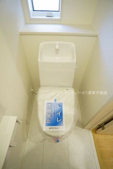 トイレ 1号棟:白を基調とした、清潔感のある水廻りです。（2024年03月撮影）