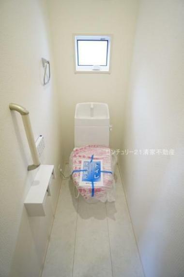 トイレ 2号棟:手すりがついているため、ご年配の方も安心（2024年03月撮影）