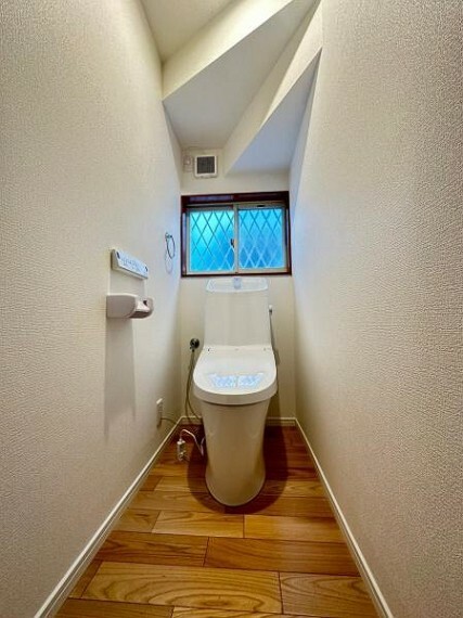 トイレ 【トイレ】 小窓付きで自然換気も可能。