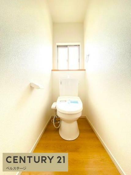 トイレ 2階のトイレも陽射しが差し込み明るいです