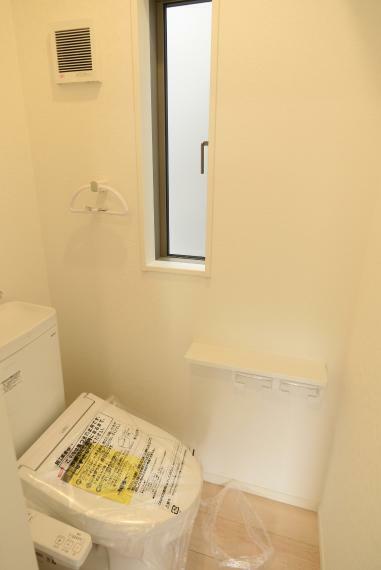 同仕様写真（内観） 《同仕様例》温水洗浄便座仕様。小窓があり明るく通気性のあるトイレ。
